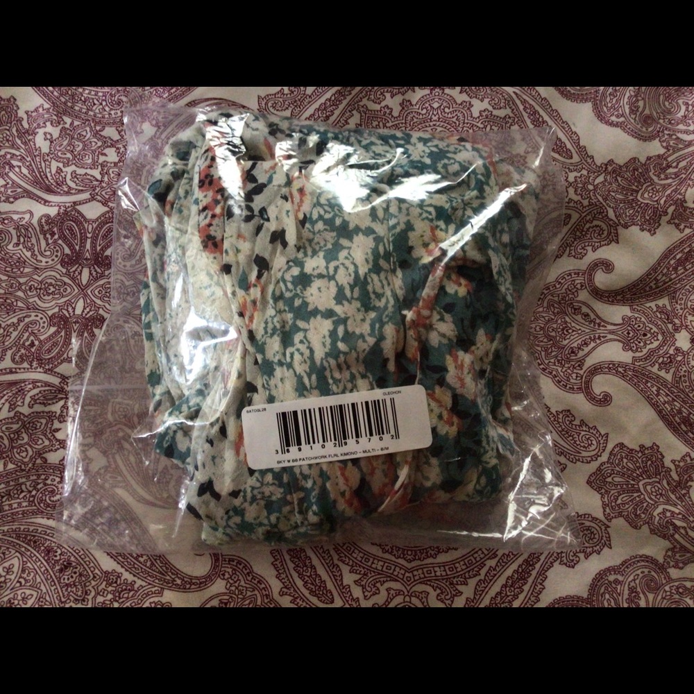 Sky and Sparrow Patchwork Floral Kimono - Picture 4 of 5